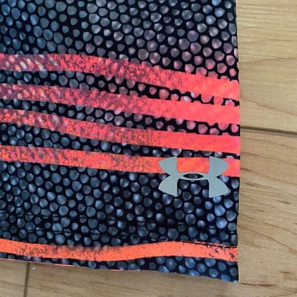 NEW Under Armour Boys Volley Swim Trunks in Atomic Wave Pattern Red Black Size 4 - Picture 4 of 6